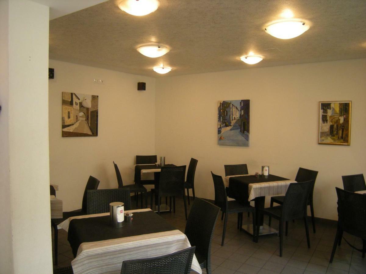 Al 106 Hotel Triëst Buitenkant foto